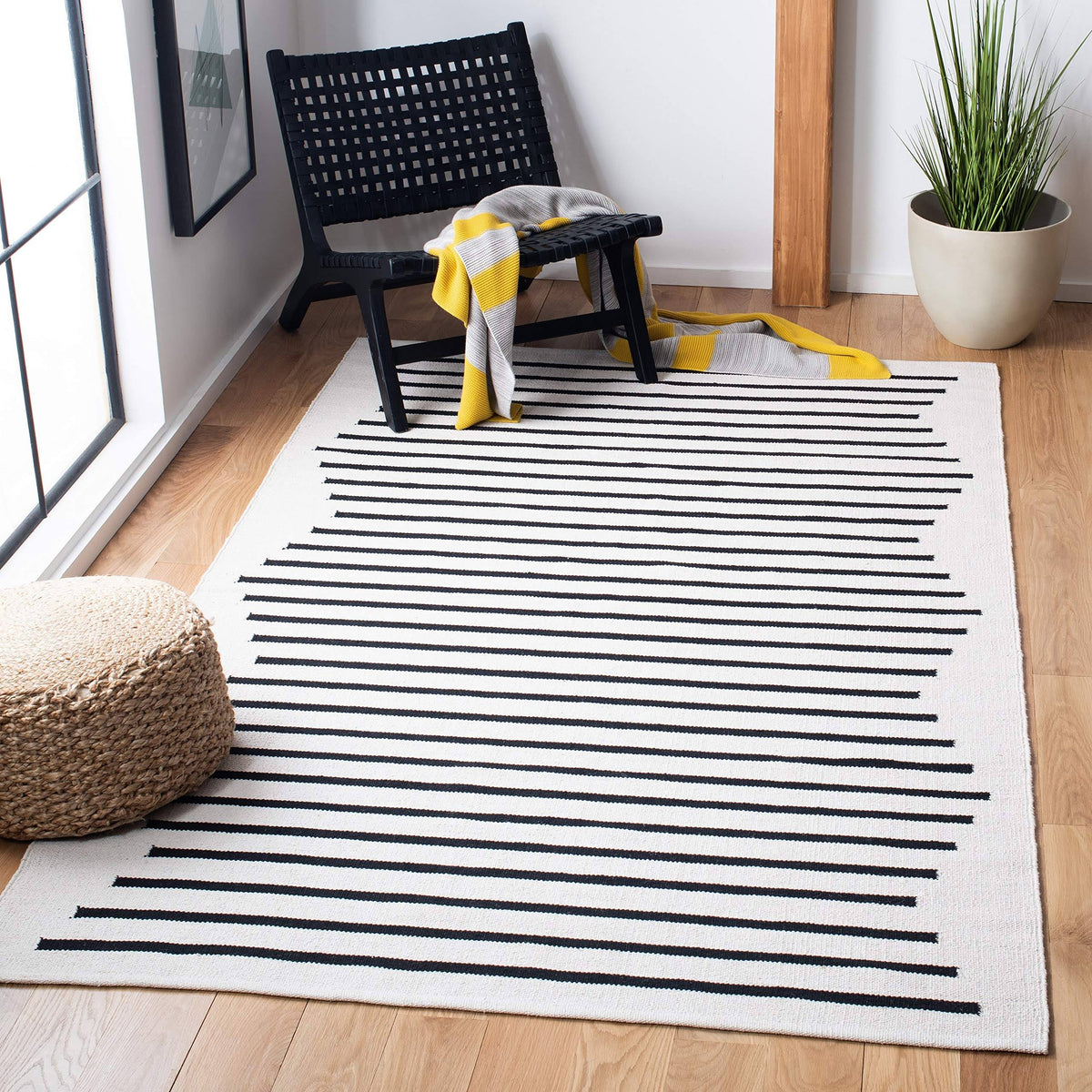 Ivory Black 8 x 10 Rug B620187