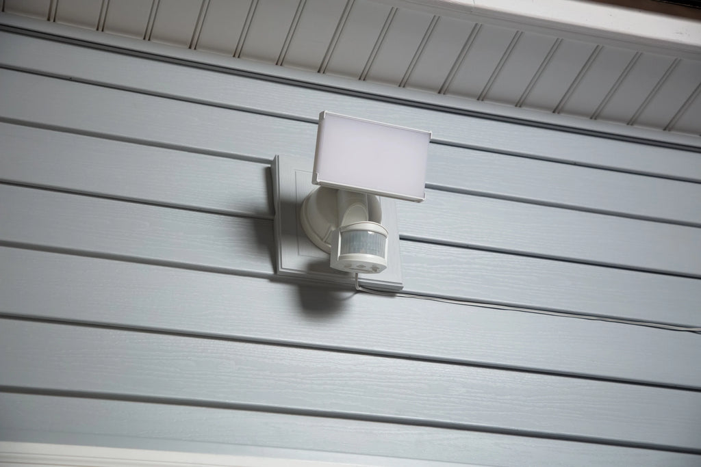 Solar Three Head LED Motion Sensing Security Flood Light, White, 2000 Lumen O8128