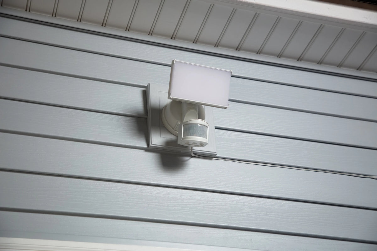 Solar Three Head LED Motion Sensing Security Flood Light, White, 2000 Lumen O8128
