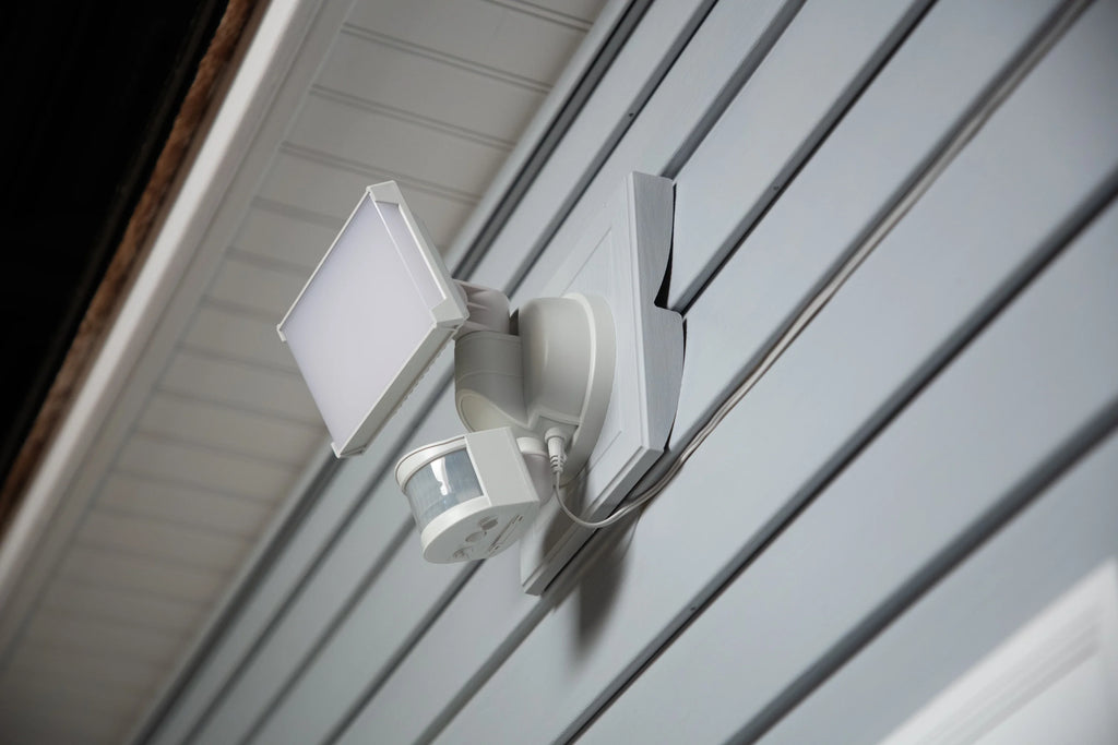 Solar Three Head LED Motion Sensing Security Flood Light, White, 2000 Lumen O8128