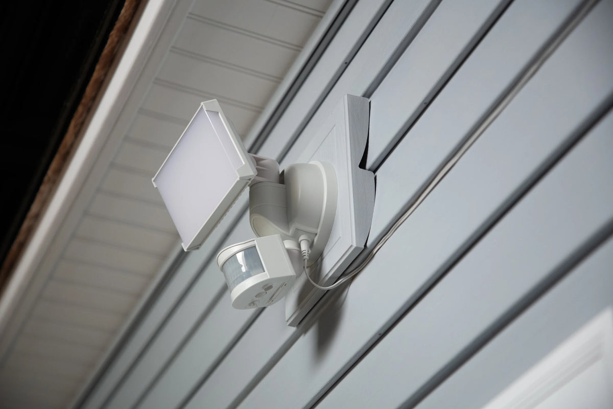 Solar Three Head LED Motion Sensing Security Flood Light, White, 2000 Lumen O8128